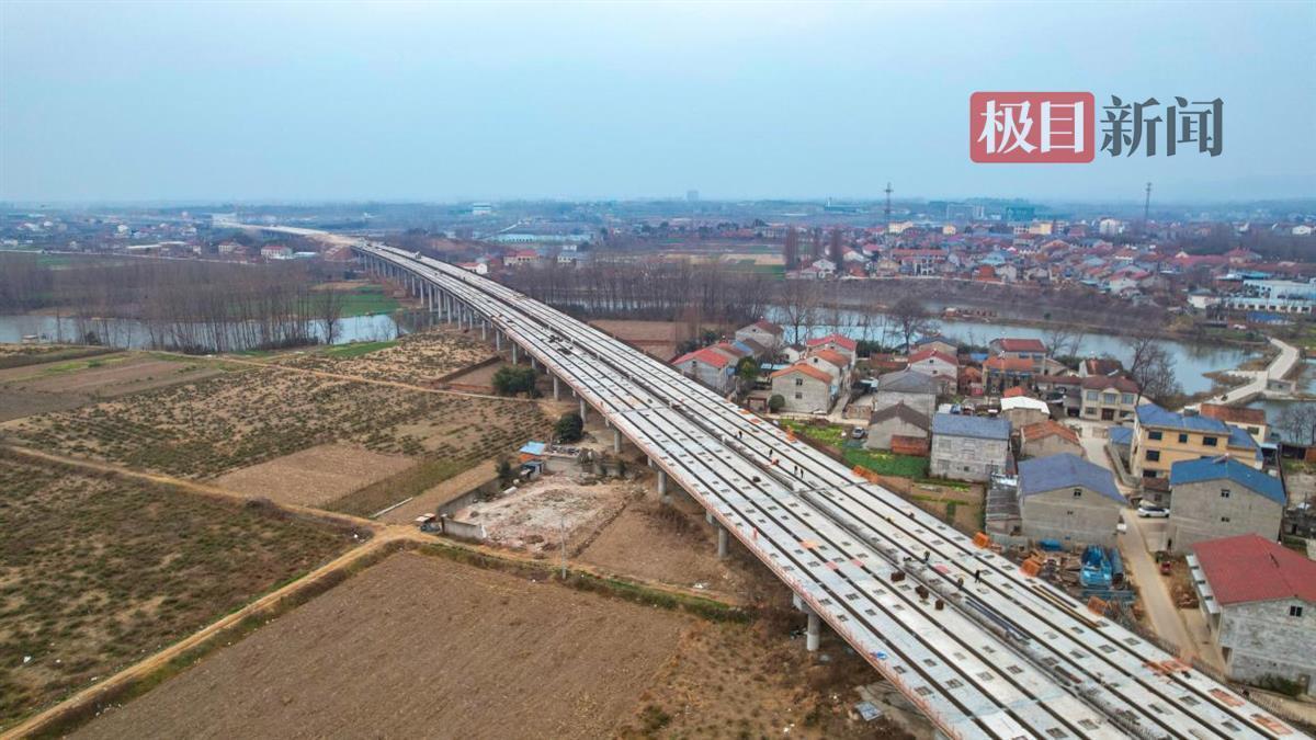 襄南高速的双向四车道路面已现雏形(通讯员供图)